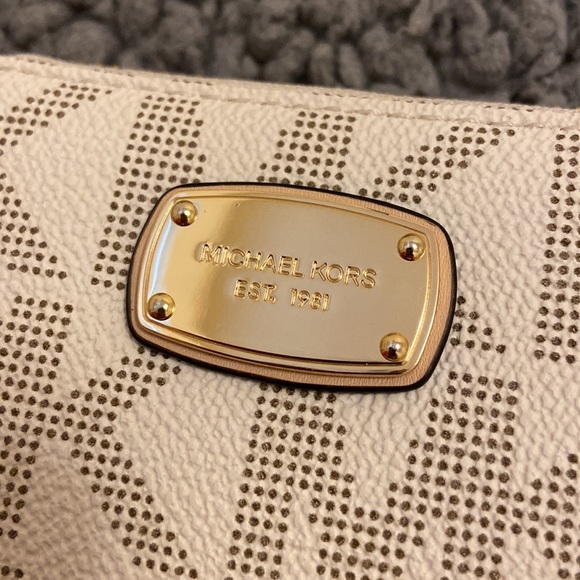Michael Kors Logo Wallet - Picture 3 of 3